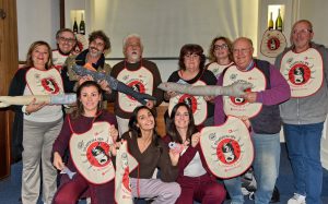 Gruppo di organizzatori della manifestazione bagna cauda day con bavaglione al collo